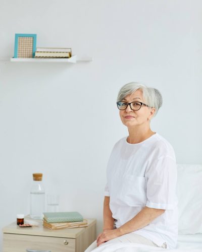 senior-woman-in-hospital-ward-2A47N45 (1)